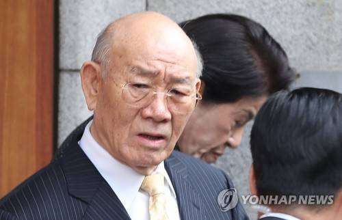 재판 출석 위해 자택 나서는 전두환 (서울=연합뉴스) 김도훈 기자 = 사자명예훼손 혐의로 기소된 전두환 전 대통령이 부인 이순자 여사와 함께 11일 광주지법에서 열리는 재판에 출석하기 서울 서대문구 연희동 자택을 나서고 있다.  superdoo82@yna.co.kr
