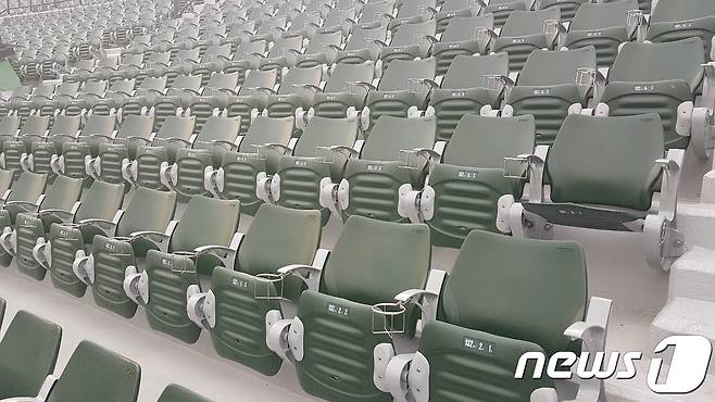 부산 사직 야구장의 내야 지정석이 모두 새 의자로 교체됐다 (롯데 자이언츠 제공). © 뉴스1