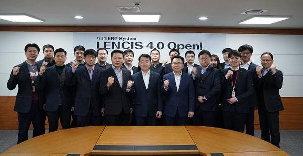 롯데건설 하석주 대표이사(중앙)를 비롯한 직원들이 LENCIS 4.0 시스템 오픈을 기념하는 사진 촬영을 했다. /롯데건설 제공