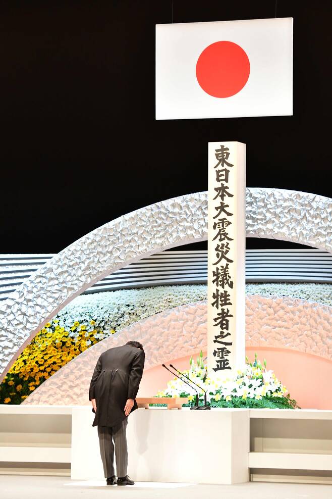10일 도쿄 지요다 구 국립극장에서 열린 동일본대지진 희생자 추도식에서 아베 신조 일본 총리가 묵념을 하고 있다. [AFP=연합뉴스]