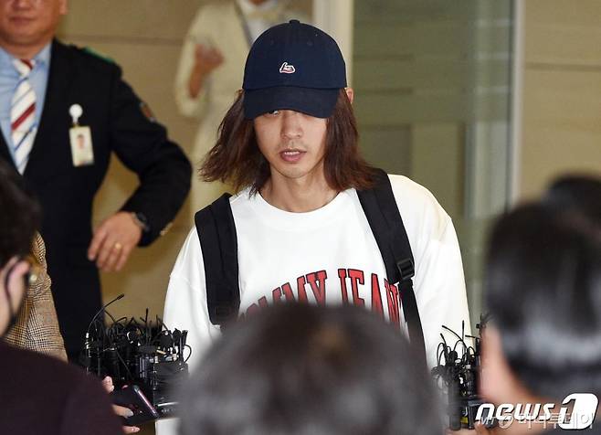 이성과의 성관계를 불법 촬영해 유포한 혐의로 입건된 가수 정준영(30)이 12일 오후 인천국제공항을 통해 입국하고 있다./사진=뉴스1