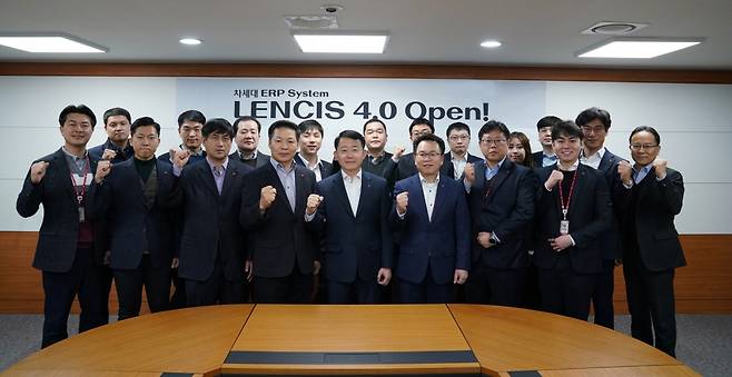 하석주(가운데) 롯데건설 대표이사를 비롯한 직원들이 최근 LENCIS 4.0 시스템 오픈 기념행사에 참석한 모습. /사진=롯데건설