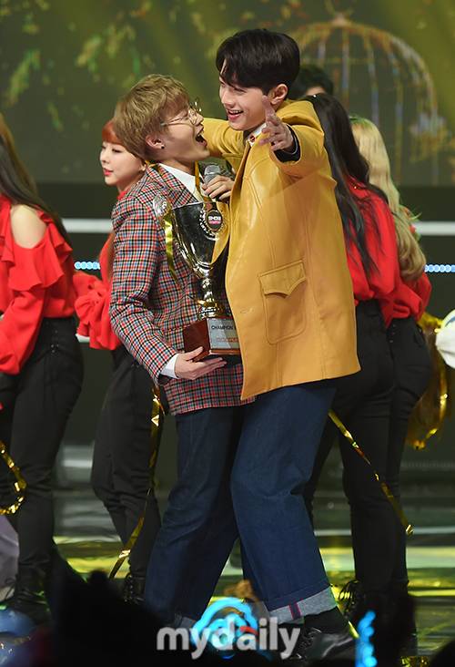 ▲ 하성운·라이관린 '뜨거운 포옹'