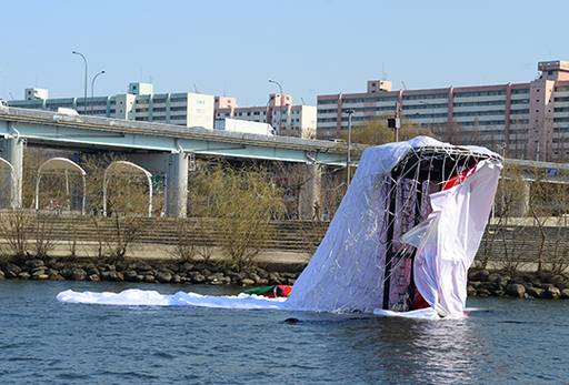 13일 오후 서울 서초구 세빛섬 옆에 한강에 설치된 츄파춥스를 본뜬 높이 25m의 대형 조형물이 강풍에 파손되면서 상단 부분이 종잇장처럼 찢어져 있다.