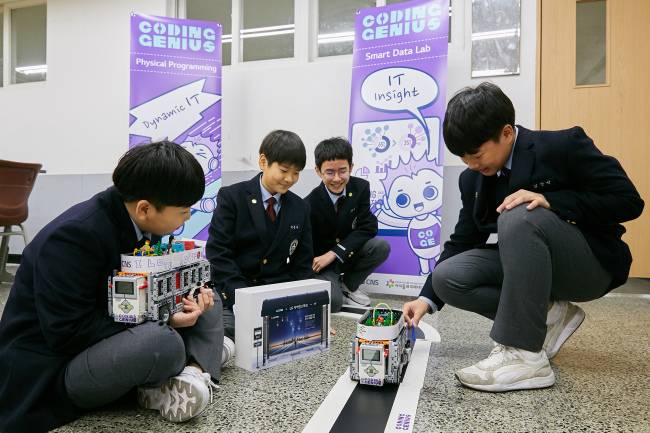 Students from Shinil Middle School uses Lego robot cars to learn about self-driving technology (LG CNS)