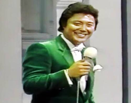 남진 장로가 1990년대 초 무대에서 노래를 하고 있다. 남 장로는 89년 조직폭력배에게 습격을 당해 전치 3주의 부상을 입었다.