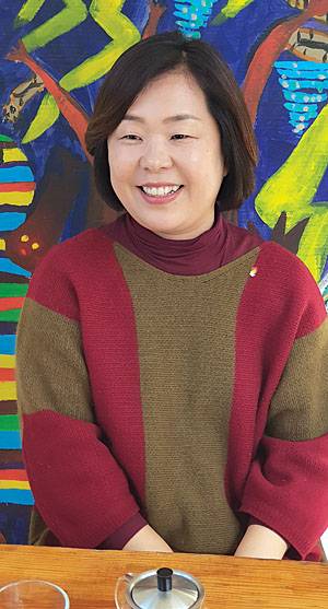 나명주 참교육을 위한 전국 학부모회 회장이 인터뷰를 하고 있다.