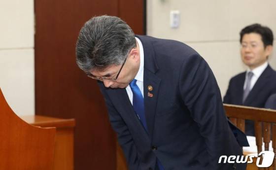 민갑룡 경찰청장이 14일 서울 여의도 국회 행정안전위원회에 출석해 허리 숙이며 인사하고 있다. /사진=뉴스1