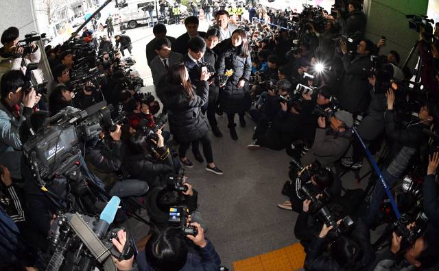 성접대 의혹을 받는 빅뱅 멤버 승리가 피의자 신분으로 조사를 받기 위해 14일 서울지방경찰청 광역수사대로 들어가고 있다./연합뉴스