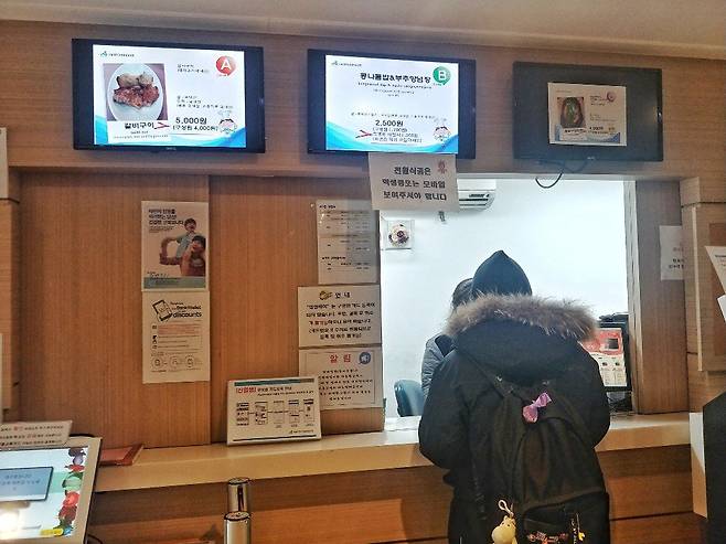 ‘1000원의 식사’ 식권을 사기 위해서는 무인발급기가 아닌 따로 판매대에 줄을 서서 학생증을 보여주고 구매해야한다. 학생만 1000원에 구입할 수 있으며 교직원은 1700원, 외부인은 2500원이다. 박해리 기자