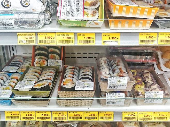 학생회관 학생식당 옆에 있는 생활협동조합 매점에서 파는 김밥과 샌드위치. 김밥가격도 1700원~2600원 선으로 학생들에게는 1000원 식사를 먹는것이 훨씬 저렴하다. 조미된 구운계란 2개의 가격은 1700원이다. 박해리 기자