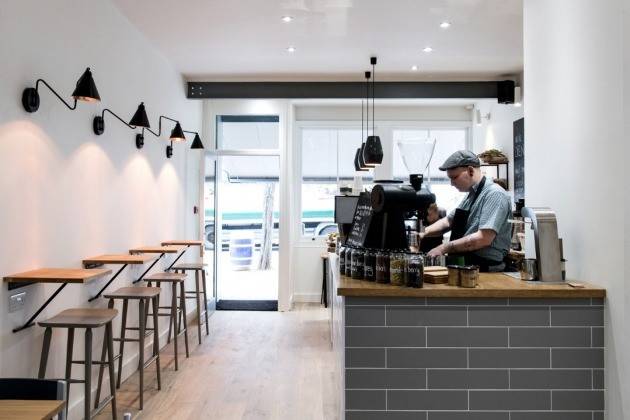 깔끔한 느낌이 돋보이는 소프트 인더스트리얼 인테리어의 카페. karinecandicekong