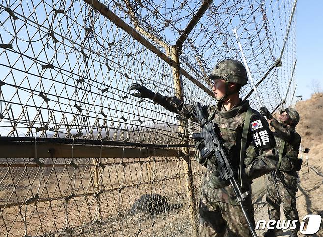 13일 경기도 연천군 25사단에서 장병들이 철책을 점검하고 있다. 2019.3.13/뉴스1 © News1 허경 기자