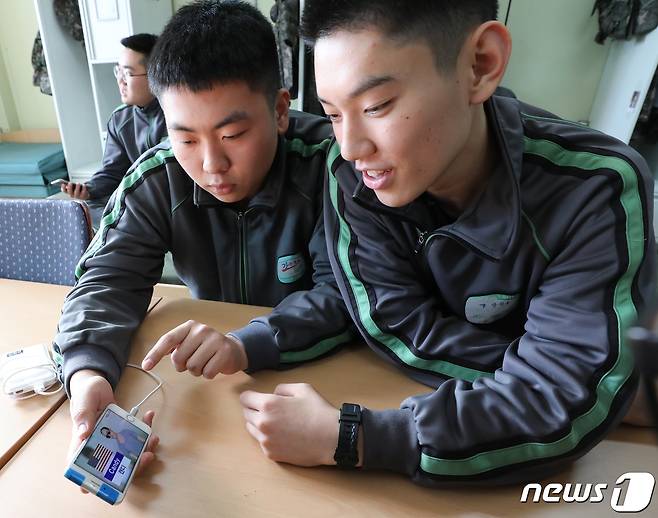 13일 경기도 연천군 25사단에서 장병들이 스마트폰을 보며 영어 공부를 하고 있다. 2019.3.13/뉴스1 © News1 허경 기자