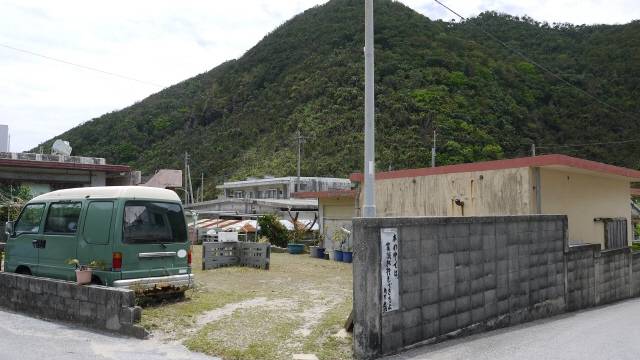 1944년 11월부터 1945년 3월 무렵까지 배봉기 할머니가 일본군 위안부 생활을 강요당했던 오키나와현 도카시키섬의 위안소가 있던 자리. 지붕이 빨간 기와로 되어 있어서 ‘빨간 기와집’으로 불렸다. 항구에서 걸어서 3분 정도 거리에 있다. 길윤형 특파원 charisma@hani.co.kr