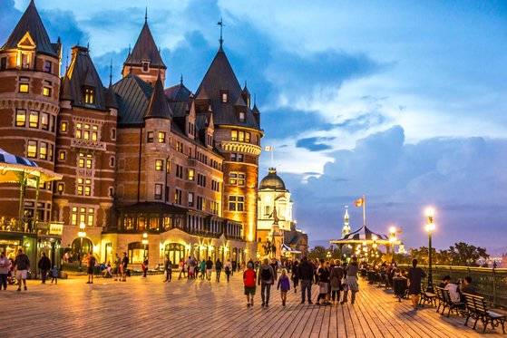 캐나다 퀘벡시티는 산책하기 좋은 도시다. 도시 랜드마크인 '페어몬트 샤또 프롱트낙 호텔' 앞에는 세인트로렌스강을 보며 걸을 수 있는 산책로가 있다. [사진 캐나다관광청]