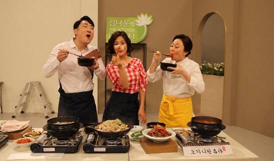 (왼쪽부터)김경진, 김유정 CJ오쇼핑 쇼호스트와 배우 김나운이 지난 14일 ‘김나운의 더키친’ 방송에서 도가니탕을 맛있게 먹고 있다.(사진=CJENM)
