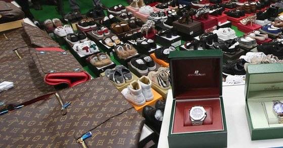 관세청 직원들이 신청공항세관 수출입통관청사에서 환적화물로 가장한 짝퉁 명품 밀수조직의 압수품을 공개하고 있다. 오종택 기자