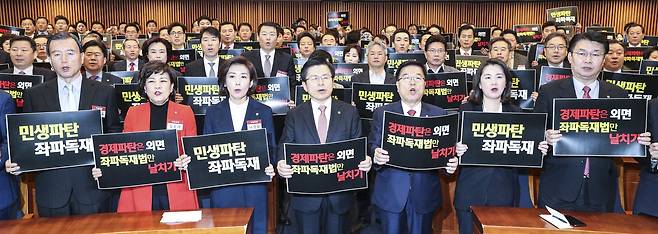 자유한국당 황교안 대표(가운데)와 나경원 원내대표 등 의원, 당협위원장들이 18일 오전 국회 헌정기념관에서 열린 '좌파독재 저지 국회의원 및 당협위원장 비상 연석회의'에서 구호를 외치고 있다.  임현동 기자