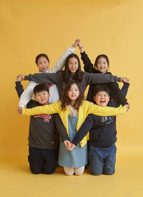 소중 학생기자단이 인싸들의 단체 포즈로 유명한 별 모양 포즈를 선보이고 있다. 여럿이 함께 협동심을 보여줄 수 있는 포즈다.