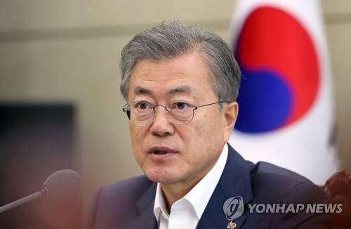 (서울=연합뉴스) 문재인 대통령이 18일 오후 청와대에서 박상기 법무장관과 김부겸 행정안전부 장관으로부터 '장자연·김학의·버닝썬 사건' 관련 보고를 받고 지시 사항을 전달하고 있다.  [청와대 제공] scoop@yna.co.kr