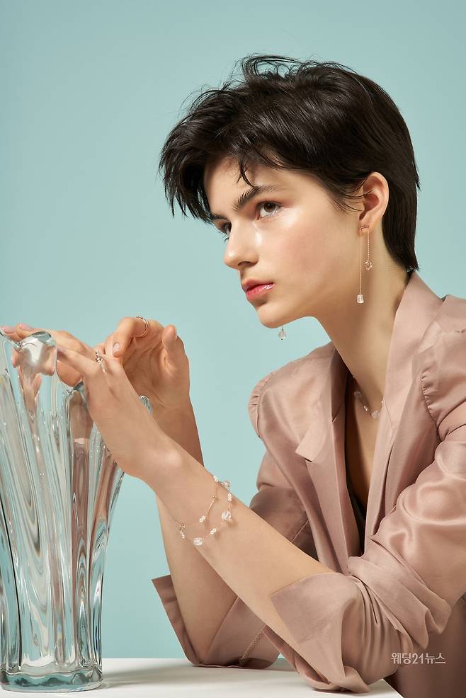 사진 : 러브캣비쥬(LOVCAT BIJOUX), 은은한 빛의 19SS 쟈뎅 드 뤼미에르((JARDIN DE LUMIERE)) 컬렉션