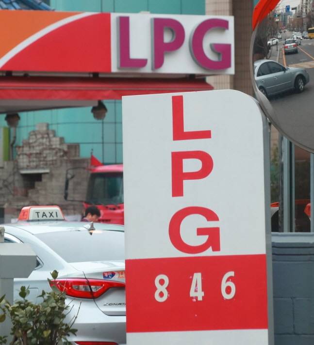 정부는 미세먼지 저감 대책으로 경유차 이용을 줄이기 위해 액화석유가스(LPG) 차량 규제를 전면 폐지하고, 경유세 인상을 검토하는 한편 노후 석탄화력발전소 퇴출을 앞당기기로 했다. 사진은 서울 시내 한 액화석유가스(LPG) 충전소에서 택시들이 LPG 충전을 대기하고 있는 모습.ⓒ연합뉴스