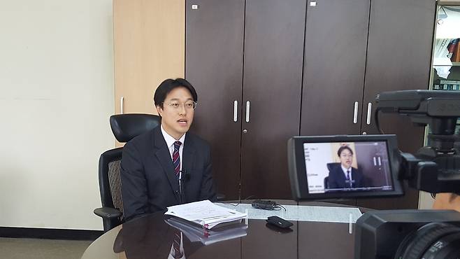 최대호 전주지검 형사1부 검사가 19일 전주지역 3개파 조직폭력배 33명 구속기소 사건에 대해 인터뷰하고 있다. 박임근 기자