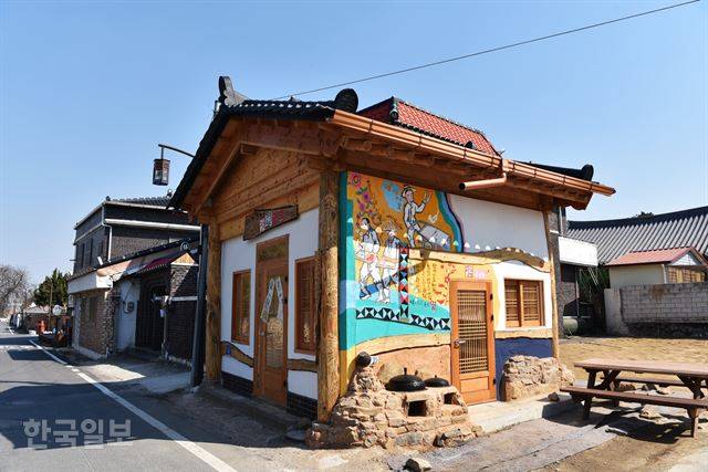 서성문 주변 영업을 준비 중인 엿 가게.