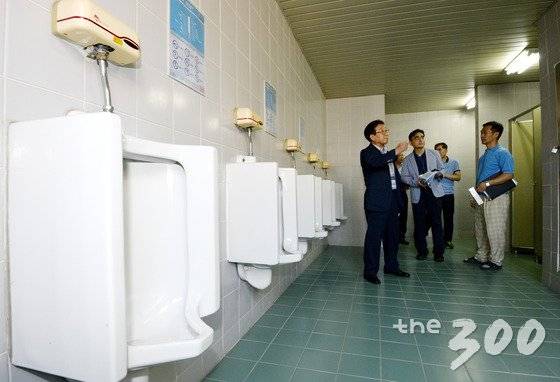 서울시교육청 시민참여 현장검증단이 14일 오전 서울 동대문구 휘경공고에서 낙후된 화장실 시설을 점검하고 있다. 시민, 시설전문가, 시의원 등으로 구성된 검증단은 16일까지 320여개 학교를 방문해 현장 점검을 하고 교육환경 개선사업의 우선순위를 정하는 데 반영할 계획이다. 2016.7.14/뉴스1 <저작권자 © 뉴스1코리아, 무단전재 및 재배포 금지>
