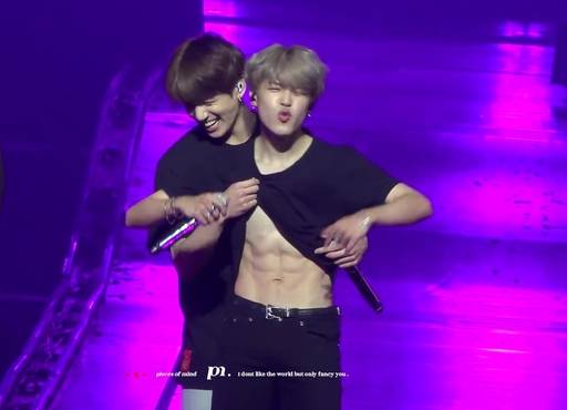 미국 시카고 공연에서 지민 복근 공개 모습