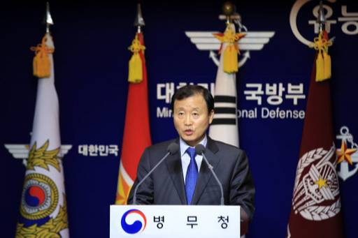 병무청은 19일 자전거 경음기 등을 활용해 일시적으로 청각을 마비시킨 뒤 장애진단서를 받아 병역 면제를 받은 전직 국가대표 사이클 선수 등 8명을 적발했다고 밝혔다. 이들은 병원주차장 승용차 안에서 자전거 경음기 또는 응원용 나팔 등을 귀에 대고 일정 시간 큰 소리에 내 청각을 마비 시킨 뒤 장애진단서를 발급받아 장애인으로 등록 후 병역면제를 받았다. 19일 오전 서울 국방부 브리핑룸에서 김태화 병무청 차장이 관련 브리핑을 하고 있다. 연합뉴스