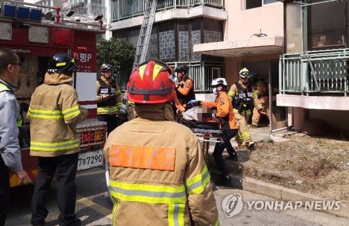 춘천 아파트 2층서 불…연기흡입 환자 이송 (춘천=연합뉴스) 19일 낮 12시 11분께 강원 춘천시 후평동 한 아파트 2층에서 불이 나 소방대원들이 연기흡입으로 쓰러진 거주자 이모(36)씨를 구급차로 옮기고 있다. 소방대원들은 이씨를 구한 뒤, 연기흡입으로 숨이 멎은 채 쓰러진 고양이를 심폐소생술로 살렸다. 2019.3.19 [춘천소방서 제공] conanys@yna.co.kr
