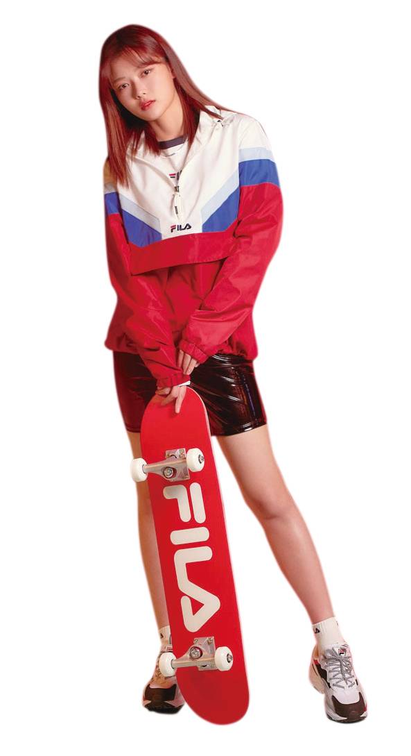 휠라는 전속모델로 아역배우 출신 김유정을 기용해 1020세대에게 어필했다. ⓒ FILA