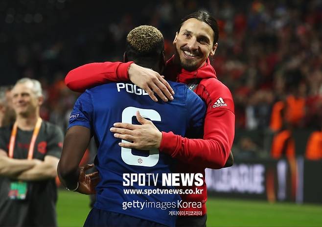▲ 환한 얼굴로 폴 포그바를 안고 있는 즐라탄 이브라히모비치.