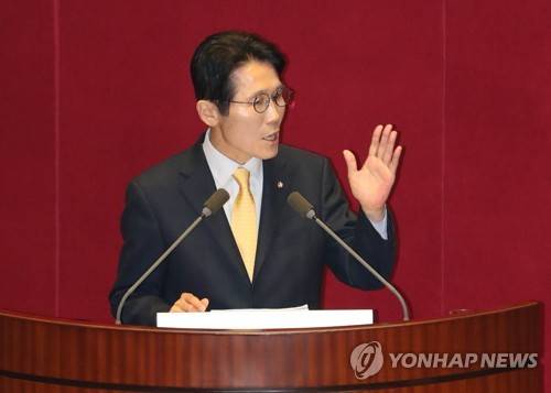 비교섭단체대표 연설하는 윤소하 원내대표 (서울=연합뉴스) 김현태 기자 = 20일 국회 본회의장에서 열린 비교섭단체대표 연설에서 정의당 윤소하 원내대표가 연설하고 있다.  mtkht@yna.co.kr