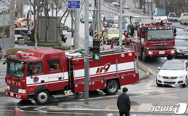 20일 오후 서울 영등포구 일대에서 영등포소방서 대원들이 소방차량을 이용해 '소방차 길 터주기 캠페인'을 진행하고 있다. 2019.3.20/뉴스1 © News1 민경석 기자