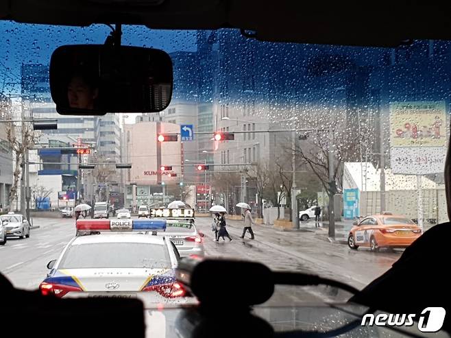 20일 소방차 길 터주기 훈련이 진행됐다. 비가 오는 가운데서도 대부분의 차량들이 길 터주기에 동참했다.  © 뉴스1