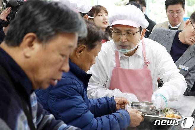 í©êµì ìì íêµ­ë¹ ëíê° ì§ë 11ì¼ ì¤ì  ê²½ë¨ ì°½ìì ì±ì°ë¸ì¸ì¢í©ë³µì§ê´ìì ê¸ìë´ì¬ë¥¼ íê³  ìë¤. 2019.3.11/ë´ì¤1 Â© News1 ì¬ì£¼ì° ê¸°ì