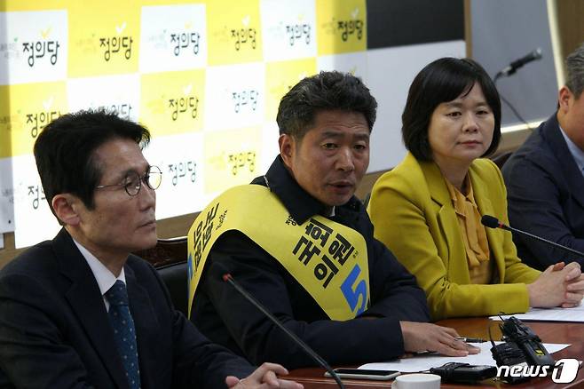 ì´ì ë¯¸ ì ìë¹ ëíì ë¹ ì§ëë¶ ë° ì¬ìêµ­ íë³´ê° ì§ë 21ì¼ ì¤ì  ì°½ìììíìì ìë¬´ììíë¥¼ ê°ìµíê³  ìë¤.(ì¬ìêµ­ ìë¹íë³´ ì¸¡ ì ê³µ)2019.2.21.Â© ë´ì¤1