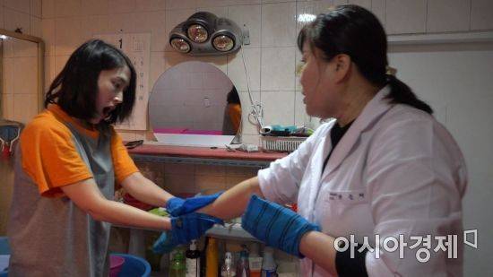 목욕탕에서 때수건 끼고 사정없이 스매싱을 날리던 엄마의 손길과는 다른 전문가의 손길에 몸에서는 국수같은 때가 하염없이 나오고 있었다. 때 미는 것도 하나의 기술이자 예술처럼 느껴졌다. 사진 = 윤진근 PD