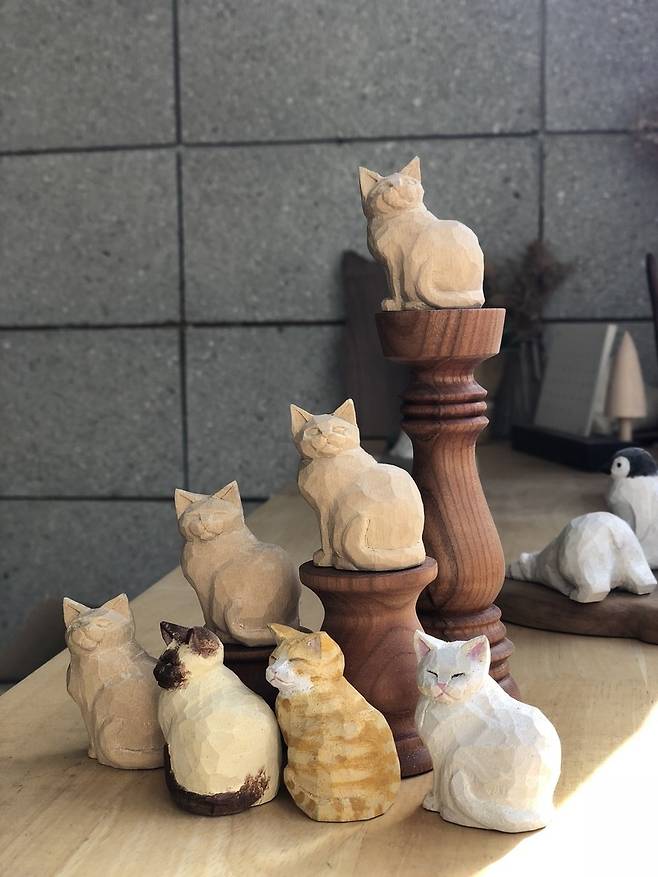 ‘스튜디오 앤캣’ 윤소라 작가의 다양한 나무 고양이들. 사진 윤소라 제공