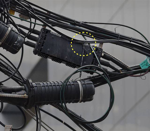 서울 서대문구의 한 전신주에 설치된 통신 장비가 조가선 대신 통신선에 매달려 있다.