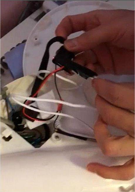 헤어드라이어 거치대 내부에서 발견된 카메라 (사진=경찰청 제공)