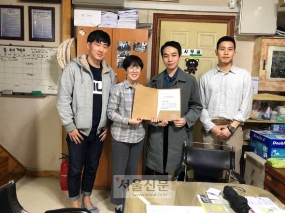 맹승주(27) 의경이 지난 20일 의무경찰로 복무하며 받은 월급 700만 5910원과 직접 쓴 손편지를 나눔의 집에 전달했다. 사진은 맹 의경(오른쪽에서 두 번째)이 나눔의 집 관계자들과 기념촬영을 하고 있는 모습.[나눔의 집 제공]