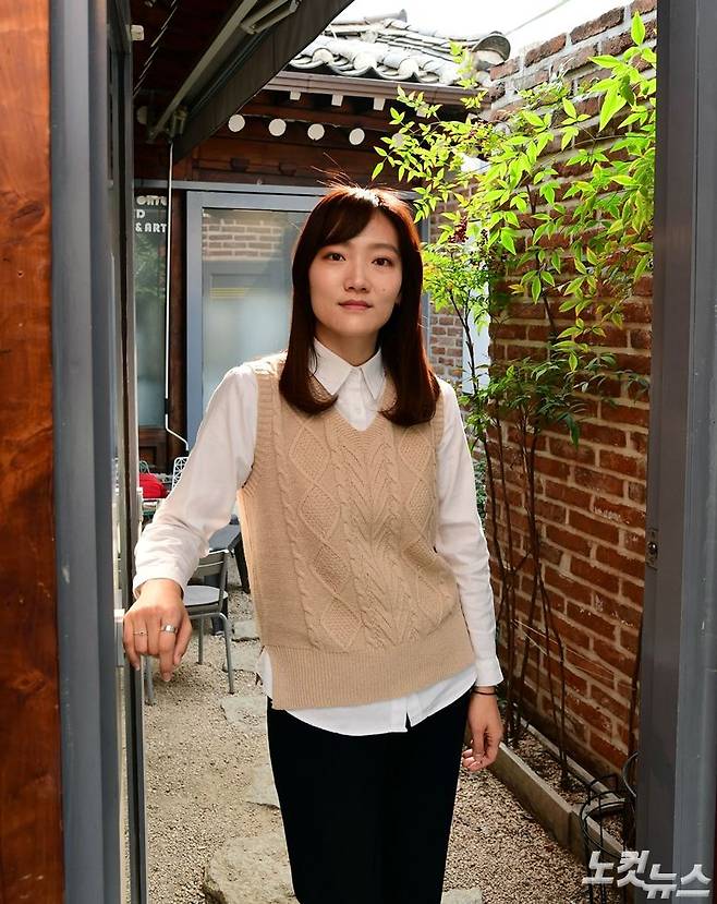 박누리 감독이 11일 CBS노컷뉴스와의 인터뷰 전 이뤄진 촬영에서 포즈를 취하고 있다. (사진=황진환 기자)