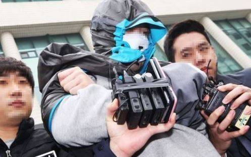 이희진(33)씨의 부모를 살해한 혐의를 받고 있는 피의자 김모(34)씨가 지난 20일 오전 구속 전 피의자심문(영장실질심사) 출석을 위해 경기도 안양동안경찰서에서 나오고 있다. 안양=연합뉴스