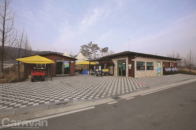 관리사무소/매점/샤워실과 세척실 등 편의시설