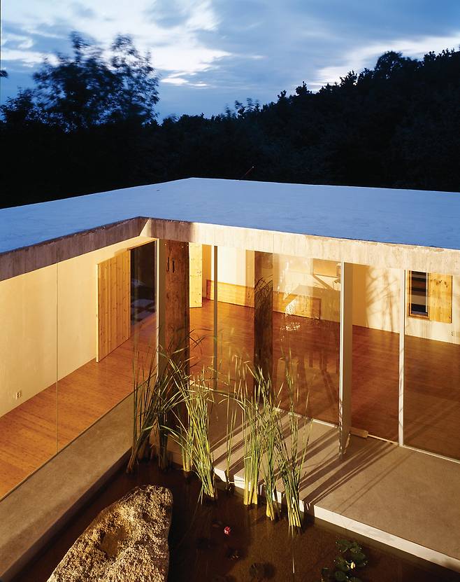 조병수 건축가의 ㅁ자집. ㅁ자 콘크리트 상자 가운데를 비우고 한옥 고재를 기둥 삼아 간결한 집을 만들었다. 건축물을 단순하게 구성하면서 열린 중정을 통해 하늘과 바람, 빛과 자연을 경험할 수 있도록 했다. 사진 김종오