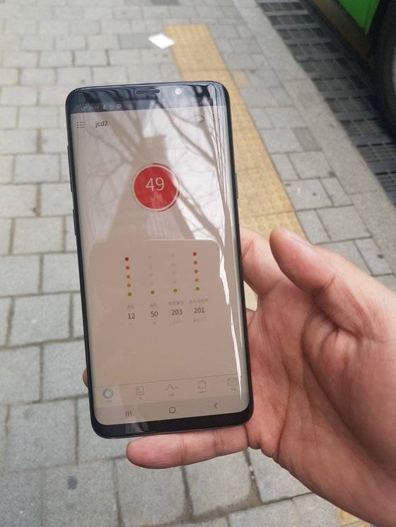 유리벽 바깥쪽인 버스정류장 앞에 버스가 지나가자 외부 미세먼지 농도는 201㎍까지 치솟았다. 임선영 기자